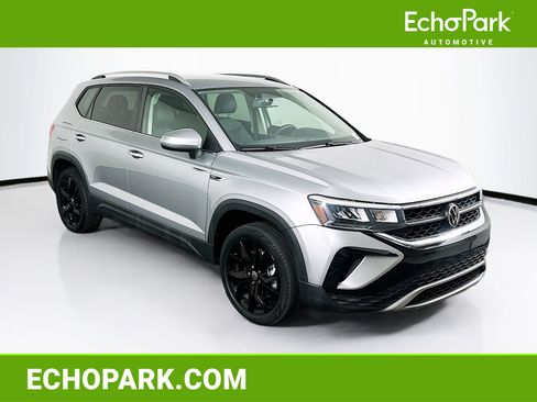 Used 2022 Volkswagen Taos SE FWD image 1
