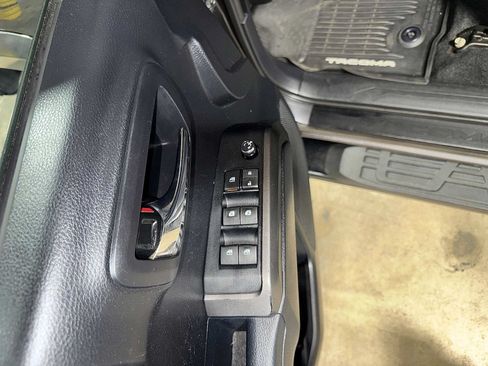 Used 2018 Toyota Tacoma TRD Sport w/ Exterior Package AWD/4WD image 23