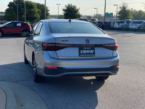 Used 2025 Volkswagen Jetta SE FWD image 5