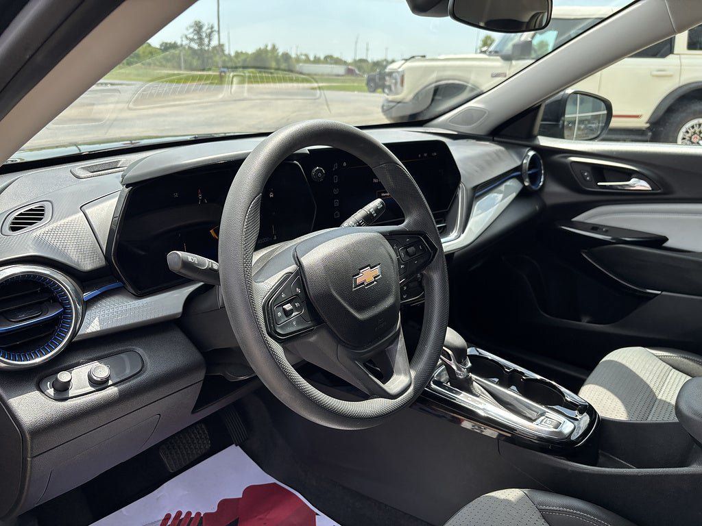 Used 2025 Chevrolet Trax LT FWD image 10