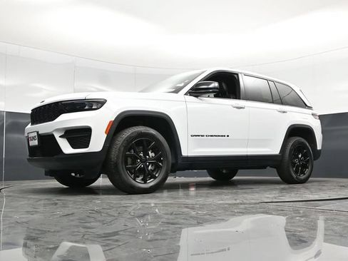 Used 2025 Jeep Grand Cherokee Altitude AWD/4WD image 56