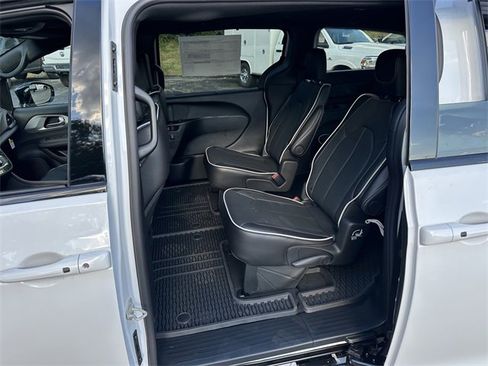 New 2026 Chrysler Pacifica Limited w/ S Appearance Package image 13