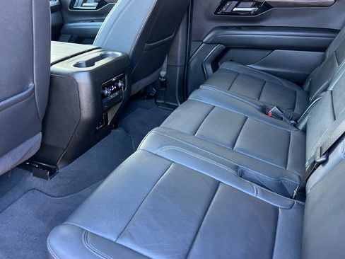 Used 2025 Chevrolet Suburban Z71 AWD/4WD image 12