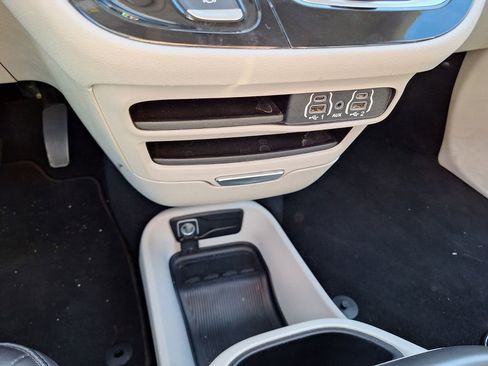 Used 2023 Chrysler Pacifica Touring-L image 14