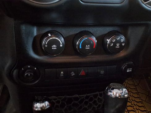 Used 2013 Jeep Wrangler Unlimited Sahara AWD/4WD image 20