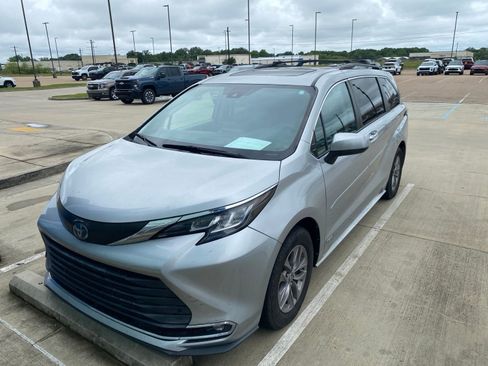 Used 2021 Toyota Sienna XLE FWD image 1