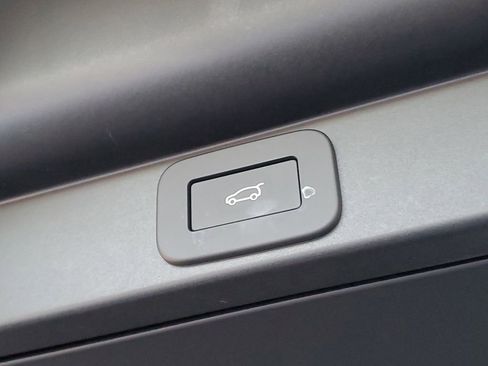 New 2026 Land Rover Range Rover SE image 9