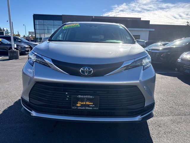 Used 2024 Toyota Sienna LE AWD/4WD image 2