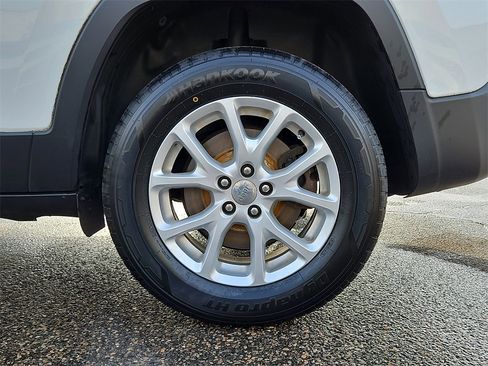 Used 2016 Jeep Cherokee Latitude w/ Safety/Convenience Group image 11