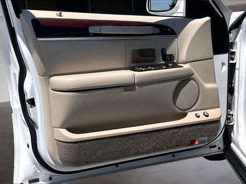 Used 2005 Lincoln Town Car Signature image 19