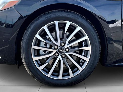 Used 2019 Lincoln Continental Select image 35