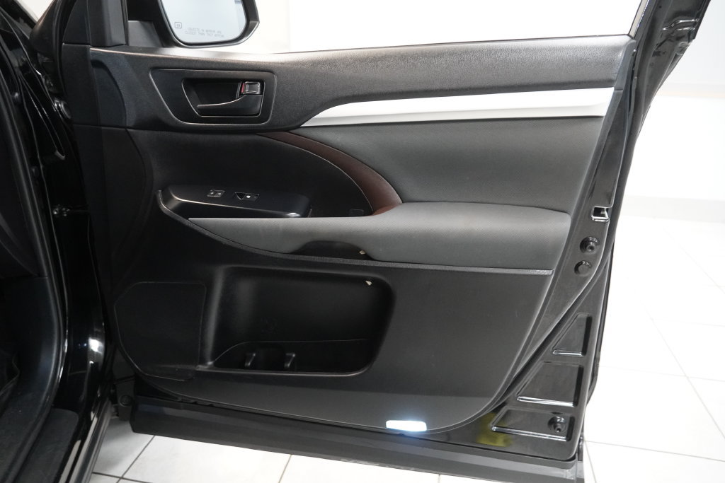 Used 2019 Toyota Highlander LE w/ Protection Package #3 AWD/4WD image 34