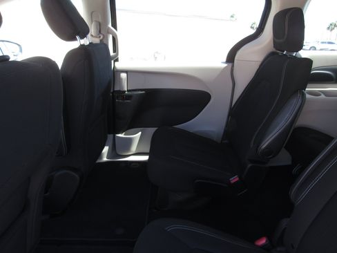 Used 2023 Chrysler Voyager LX FWD image 15