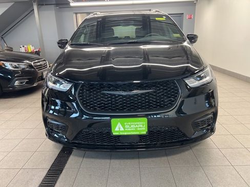 Used 2024 Chrysler Pacifica Limited w/ S Appearance Package image 2