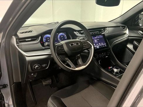 Used 2024 Jeep Grand Cherokee Laredo w/ Trailer Tow Package image 16