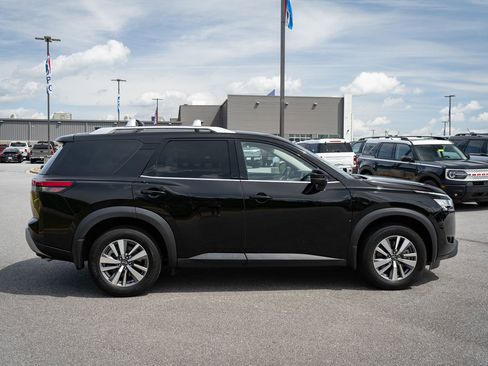 Used 2024 Nissan Pathfinder SL w/ Black Appearance Package FWD image 11