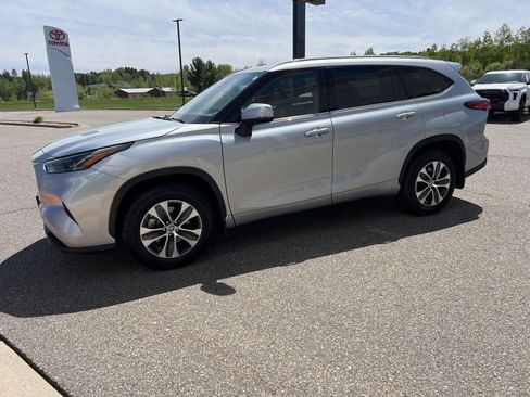 Used 2022 Toyota Highlander XLE AWD/4WD image 5