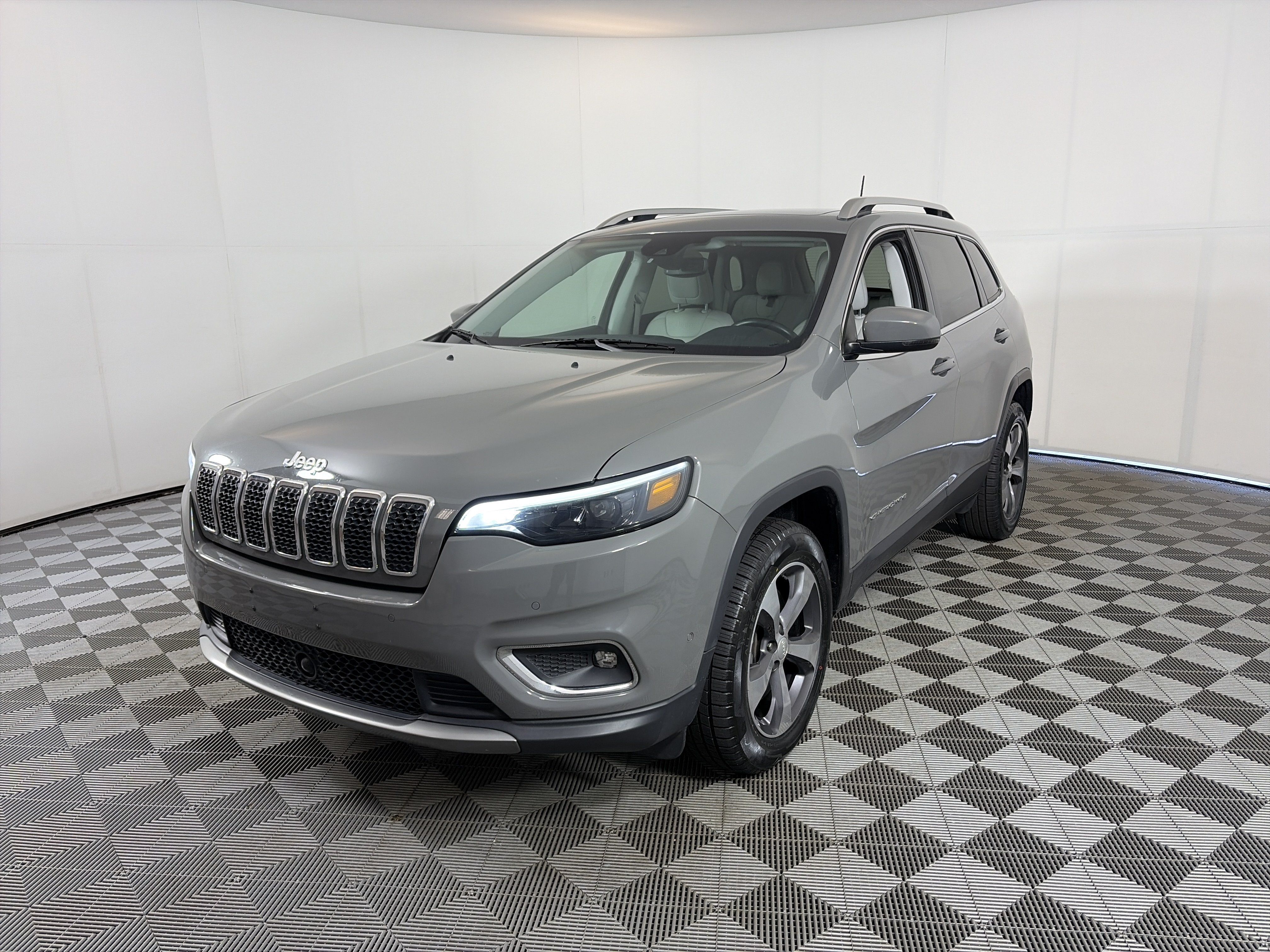Used 2019 Jeep Cherokee Limited w/ Luxury Group AWD/4WD image 2