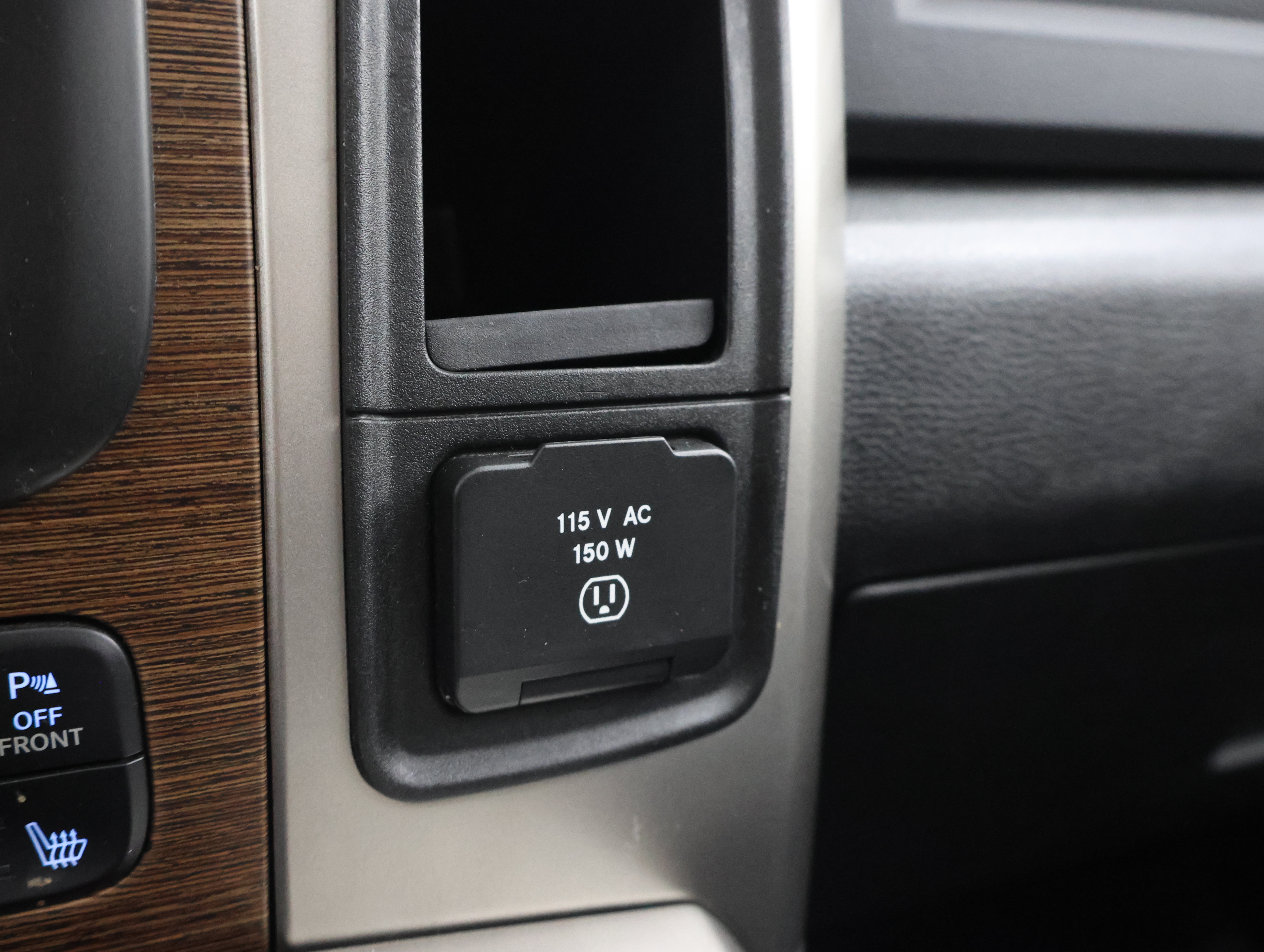 Used 2018 RAM 1500 Laramie w/ Convenience Group AWD/4WD image 50