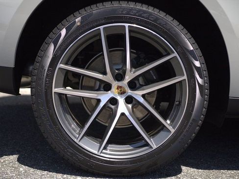 Certified 2025 Porsche Macan Turbo image 12