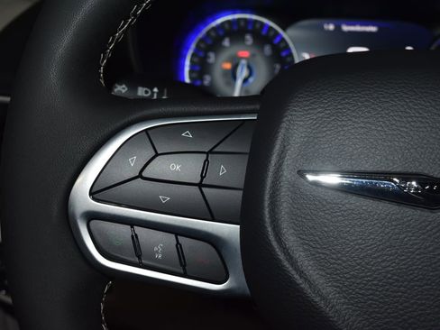 Used 2023 Chrysler Pacifica Touring-L FWD image 9