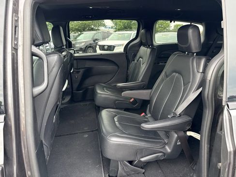 Used 2019 Chrysler Pacifica Touring-L Plus w/ S Appearance Package FWD image 13