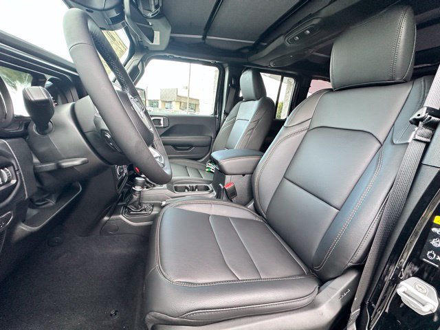 Used 2025 Jeep Wrangler Unlimited Sahara AWD/4WD image 11