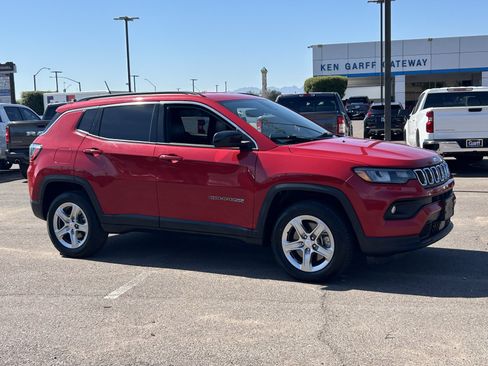 Used 2024 Jeep Compass Latitude AWD/4WD image 7