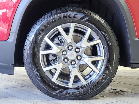 Used 2023 GMC Acadia SLT image 9