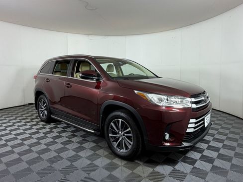 Used 2019 Toyota Highlander XLE FWD image 1