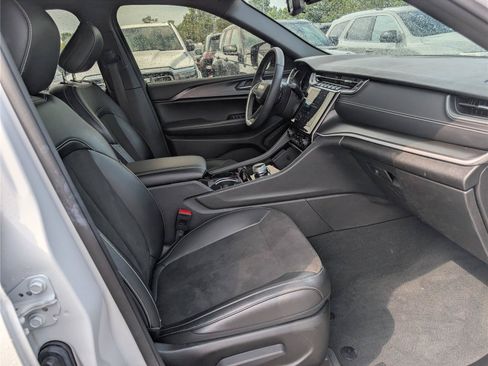 Used 2023 Jeep Grand Cherokee Altitude AWD/4WD image 10
