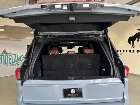 Used 2025 Lincoln Navigator Reserve AWD/4WD image 10