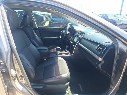 Used 2016 Toyota Camry SE w/ Moonroof Package FWD image 19