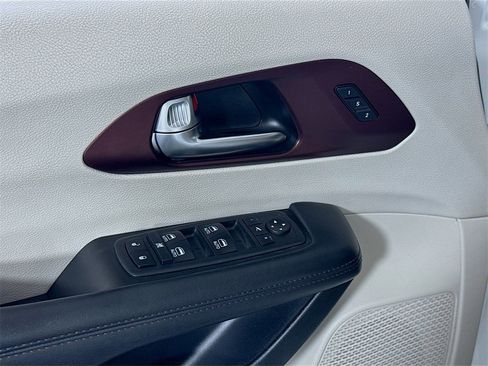 Used 2020 Chrysler Pacifica Limited image 18