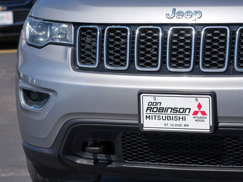Used 2019 Jeep Grand Cherokee Laredo AWD/4WD image 9