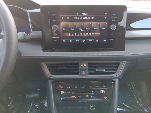 Used 2025 Volkswagen Taos SE image 17