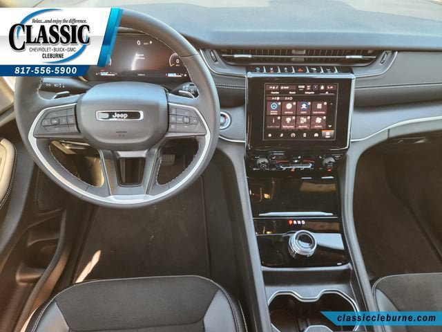 Used 2025 Jeep Grand Cherokee Altitude RWD image 3
