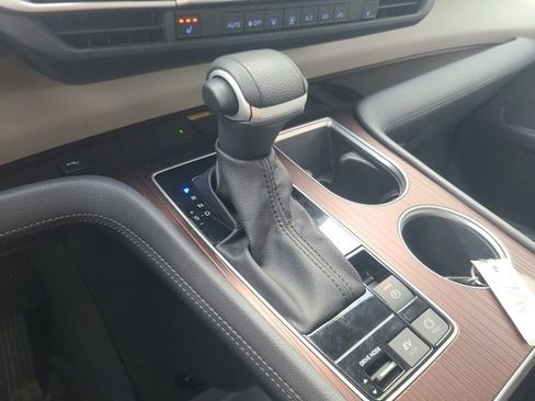 Used 2023 Toyota Sienna XLE image 25