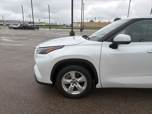 Used 2023 Toyota Highlander LE FWD image 8