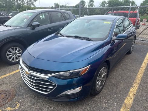 Used 2019 Chevrolet Malibu LT w/ Leather Package FWD image 2