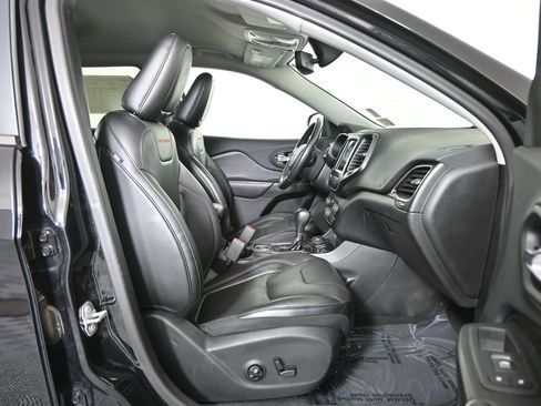 Used 2019 Jeep Cherokee Trailhawk image 13