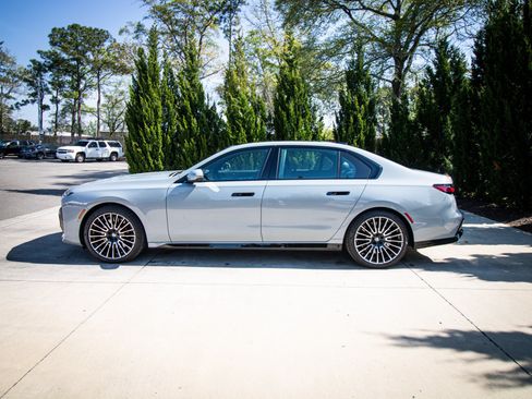Used 2026 BMW 760i xDrive w/ Executive Package AWD/4WD image 7