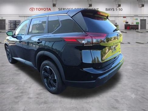 Used 2024 Nissan Rogue SV FWD image 8