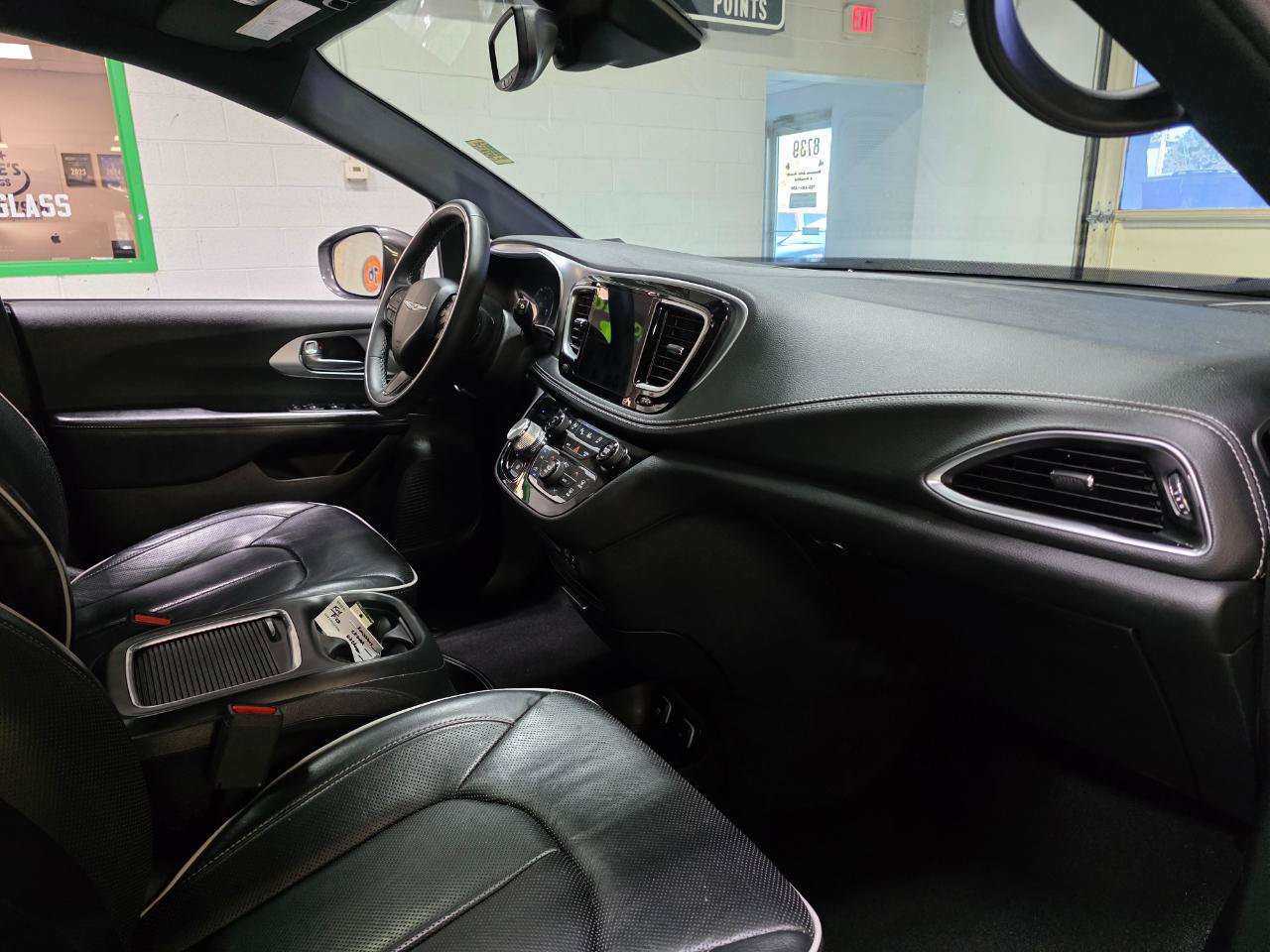 Used 2019 Chrysler Pacifica Limited w/ Advanced Safetytec Group FWD image 28
