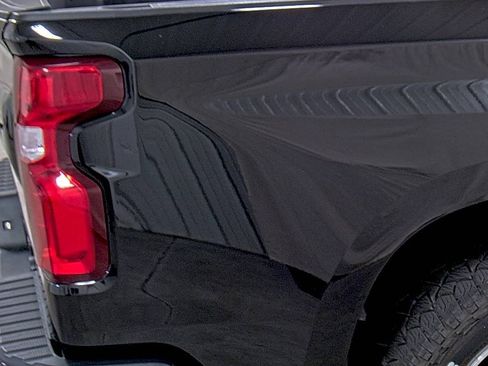 Used 2021 Chevrolet Silverado 1500 High Country w/ Technology Package image 13