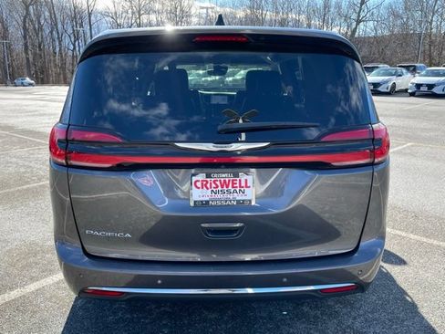 Used 2023 Chrysler Pacifica Touring-L FWD image 6