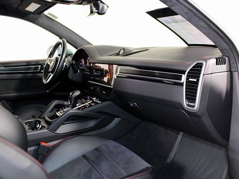 Used 2023 Porsche Cayenne GTS image 27