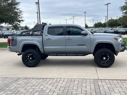 Used 2019 Toyota Tacoma SR5 AWD/4WD image 11