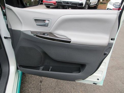 Used 2017 Toyota Sienna Limited image 18