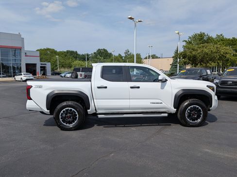 Used 2025 Toyota Tacoma TRD Off-Road AWD/4WD image 9